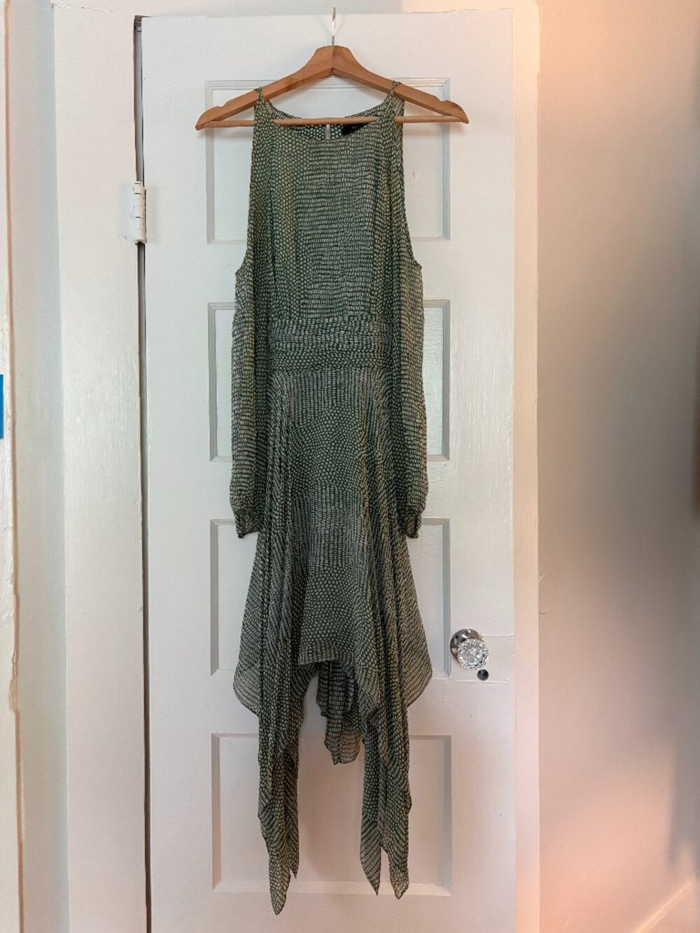 Vintage silk BCBG crepe dress, cut out sleeves, long sleeve Sz 2